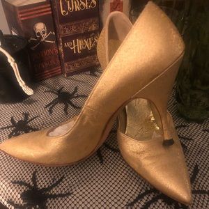 True Vintage Gold Pointed-Toed Pumps (perfect holiday shoes)